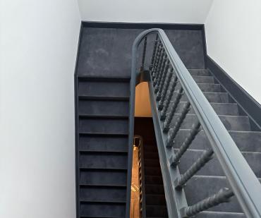 Tapis anthracite posé sur un escalier tournant